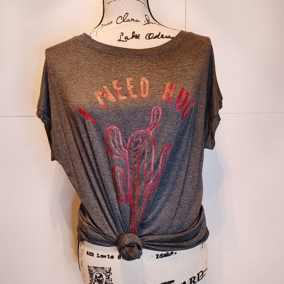 Tops - I Need A Hug Graphic tee